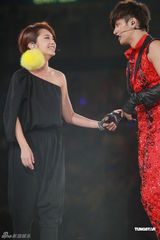 组图：罗志祥俏皮红衫红馆开唱 摔倒杨丞琳怀中