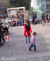 组图：张柏芝带两儿子温馨散步 小Q越大越英俊