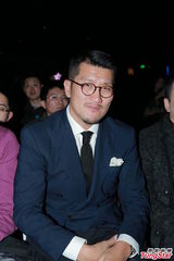 组图：许茹芸新婚首唱 与老公台上牵手拥抱