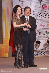 高清图：张智霖等齐聚音乐汇展颁奖 容祖儿夺九奖