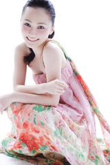 组图：姚笛花裙写真活泼俏丽 尽显清新气质