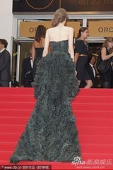 组图：《征服》戛纳首映 卓别林孙女红毯送飞吻