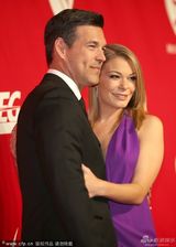 组图：黎安-莱姆丝深V身材火辣 搂帅气男伴大笑