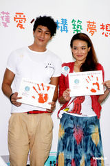 组图：舒淇何润东为公益献身 望有稳定感情