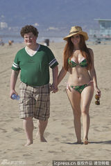 组图：艳星沙滩激吻男笑星 泳装身材两重天