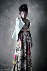 高清图：刘思彤复古油画大片 演绎17世纪欧洲经典