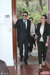 组图：王家卫受勋吻太太 梁朝伟张震到场力挺