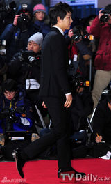 组图：金南珠获奖落泪 宋仲基文彩元成最佳搭档