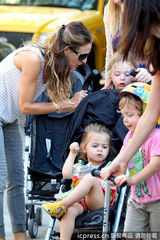 组图：帕克送爱女上幼儿园 双胞胎姐妹模样水灵