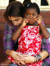 幻灯图集：麦当娜携女儿出席慈善学校奠基仪式