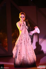 组图：周蕙首开个唱订制性感战衣玩变装秀