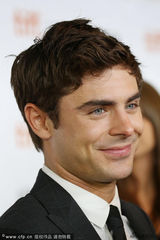 组图：《帕克兰医院》发布会 埃夫隆电眼迷人