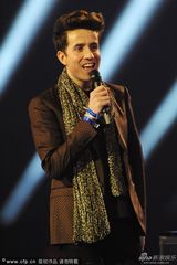 组图：主持格里姆肖为Lorde颁奖 上演同性激吻