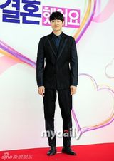 组图：《我结》新情侣亮相 泰民缺席娜恩抱纸板