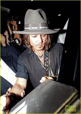 高清图：强尼-德普派对化身摇滚型男气场十足