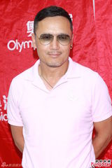 组图：苗侨伟望新剧大热 自曝与周丽淇有吻戏