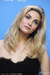 组图：《情色大亨》发布 弗莱尔低胸纱裙现身