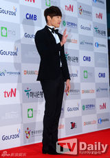 组图：宋慧乔李钟硕李准基等亮相电视颁奖礼