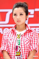 组图：何洁助阵《激情唱响》 现场演唱尴尬忘词