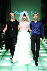 组图:德足球宝贝舍费尔半裸穿婚纱走秀性感火辣