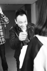 组图：《姥爷的抗战》开播 王学圻演悲喜姥爷