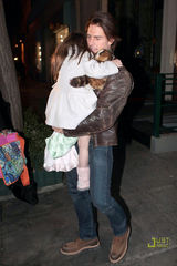 组图：阿汤哥全家外出就餐被拍 苏瑞全程埋头不露面