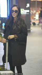 组图：杨幂秘密抵沪捞金 包裹严实难见孕相