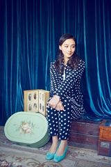 组图：冯文娟杂志封面复古造型恬静可爱