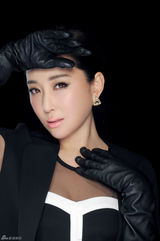 组图：杜若溪黑色魅惑写真 尽展优雅妩媚气质