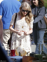 高清图：泰勒-斯威夫特穿白色蕾丝裙逛跳蚤市场