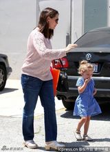 组图：詹妮弗-加纳携女出游 宝贝们红蓝搭配很可爱