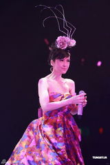 组图：周慧敏香港开唱 超短裙上阵扮少女