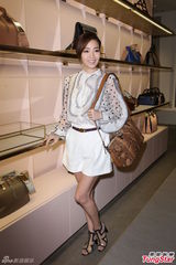 组图：侯佩岑怀孕二月首露面 踩高跟捞金不避嫌