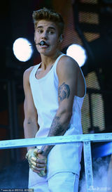 组图：比伯与辣妹贴身热舞 自抓下体被拍露囧相