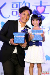 组图：陈奕迅个唱门票秒杀 与童星 乔 乔 比鬼脸