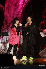 高清组图：陈奕迅香港开唱 靠唱功长裤T恤也疯狂