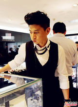 组图：吴奇隆卖萌照集锦 吐舌嘟嘴孩子气十足