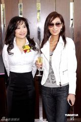 幻灯图：杨恭如休闲装亮相清丽依旧 称目前单身