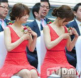 组图：朴宝英深V红裙亮相BestJewelryLady颁奖