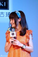 组图：活泼姚笛优雅现身 演绎最新俏皮春装