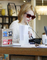 组图：艾玛-罗伯兹街拍LOOK休闲装扮开心购物