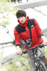 高清组图：七封柳演锡户外写真 变身运动型男