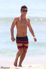 组图：英国跳水正太戴利海滩度假 身材略显发福