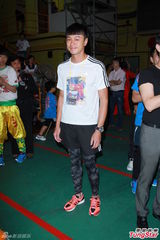 组图：黄浩然有意携子学舞狮