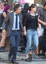 组图：凯拉-奈特莉与马克-鲁弗洛片场谈笑风生