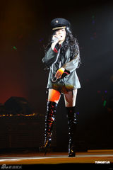 组图：莫文蔚开唱变身金花 透视装大秀完美身材