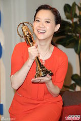 组图：曾宝仪亲吻迟来金钟奖 避谈父亲辞会长