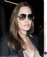 组图：朱莉携养子女亮相 黑超遮面衣着干练