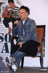 组图：陈奕迅巡演开庆功宴 否认婚变称家庭幸福