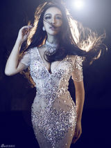 组图：曹阳钻石女神装深V秀性感